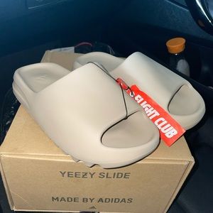 YEEZY SLIDES SIZE UK 4 UNISEX
